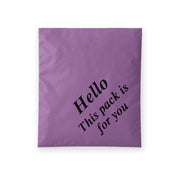 ‘Hello This pack is for you’ baskılı cepli lila kargo poşeti – dayanıklı yapısıyla yırtılma ve delinmelere karşı koruma sağlar. Su geçirmez özelliğiyle ürünler taşıma sırasında güvende kalır. Modern lila rengi ve samimi baskısıyla markanıza zarif bir görünüm katar.